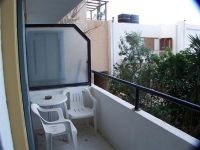 One Bedroom Apartment. 150m To Local Beach.