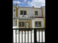 An Attractive 3 Bedroom Townhouse In Olho Marinho